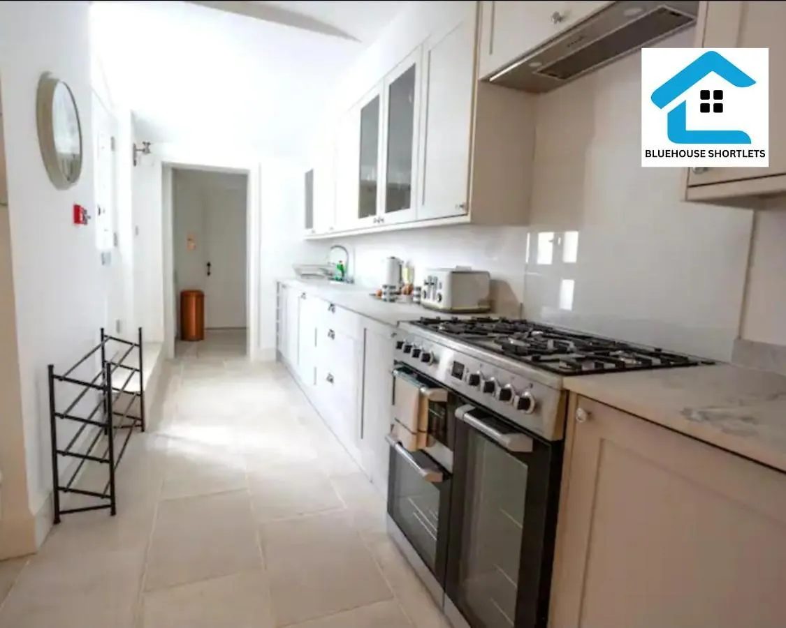 Three-Bedroom Apartment At Bluehouse Short Lets In Brighton With Garden For Family Relaxation 0*,