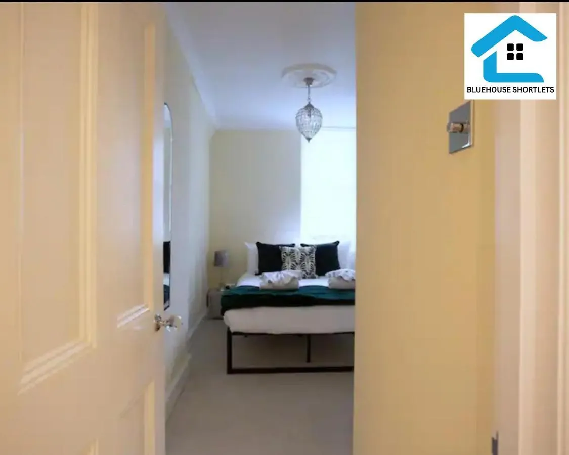 Three-Bedroom Apartment At Bluehouse Short Lets In Brighton With Garden For Family Relaxation