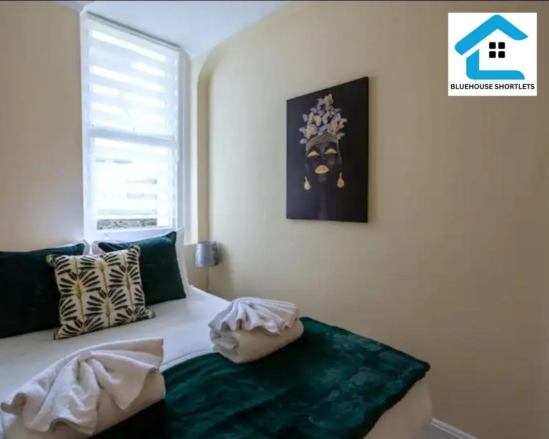 Three-Bedroom Apartment At Bluehouse Short Lets In Brighton With Garden For Family Relaxation 0*,  United Kingdom