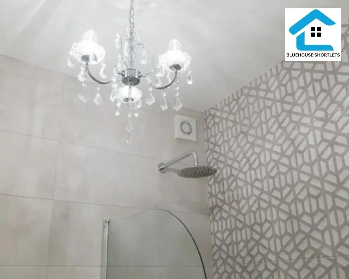 Three-Bedroom Apartment At Bluehouse Short Lets In Brighton With Garden For Family Relaxation