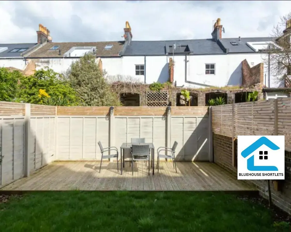 Three-Bedroom Apartment At Bluehouse Short Lets In Brighton With Garden For Family Relaxation