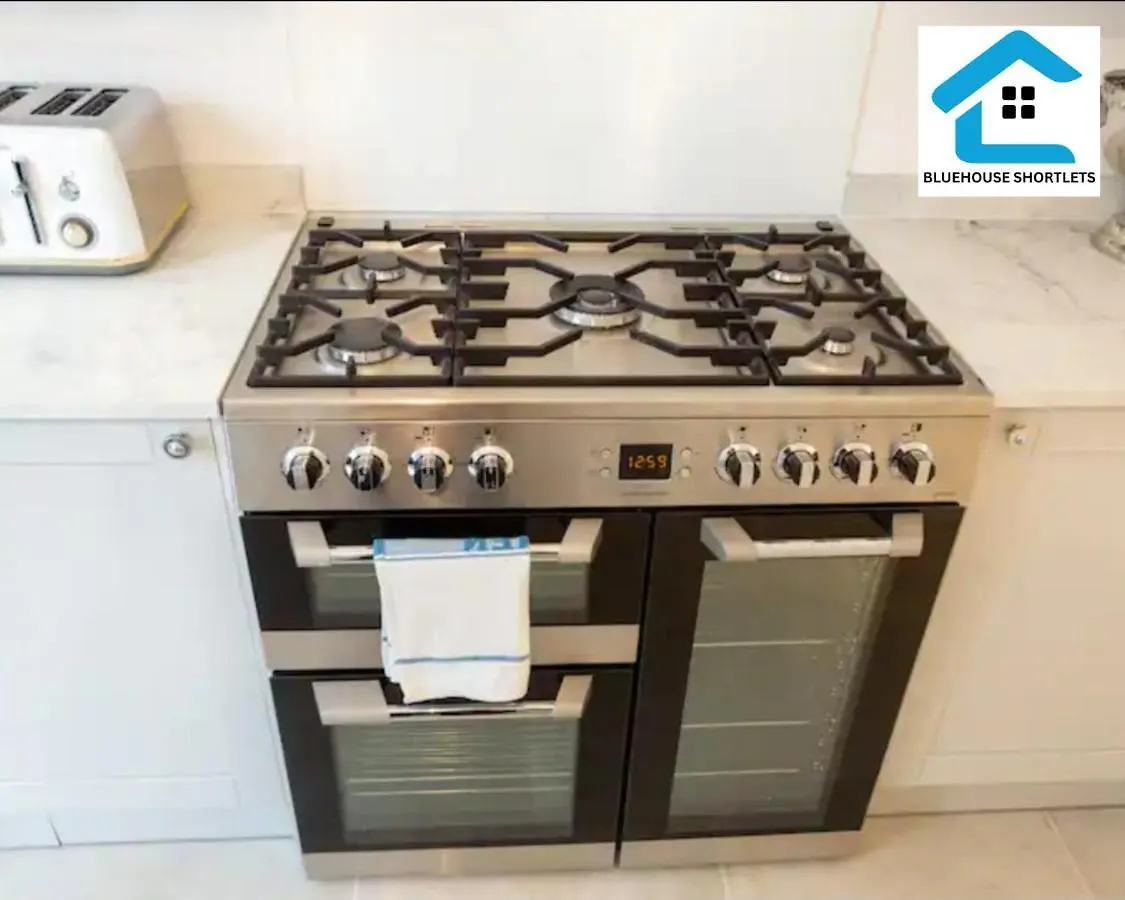 Three-Bedroom Apartment At Bluehouse Short Lets In Brighton With Garden For Family Relaxation