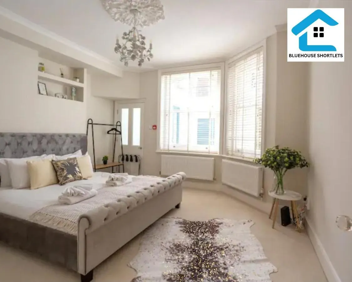 Three-Bedroom Apartment At Bluehouse Short Lets In Brighton With Garden For Family Relaxation
