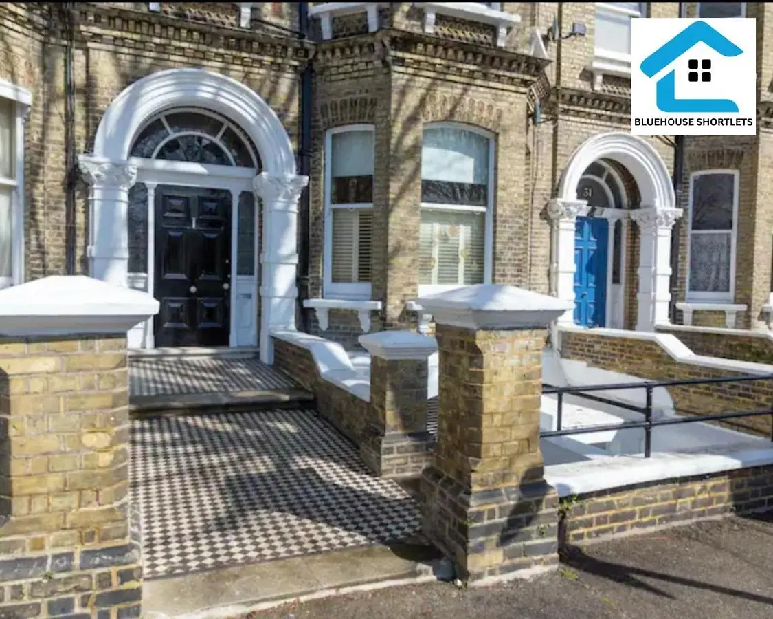 Three-Bedroom Apartment At Bluehouse Short Lets In Brighton With Garden For Family Relaxation 0*,