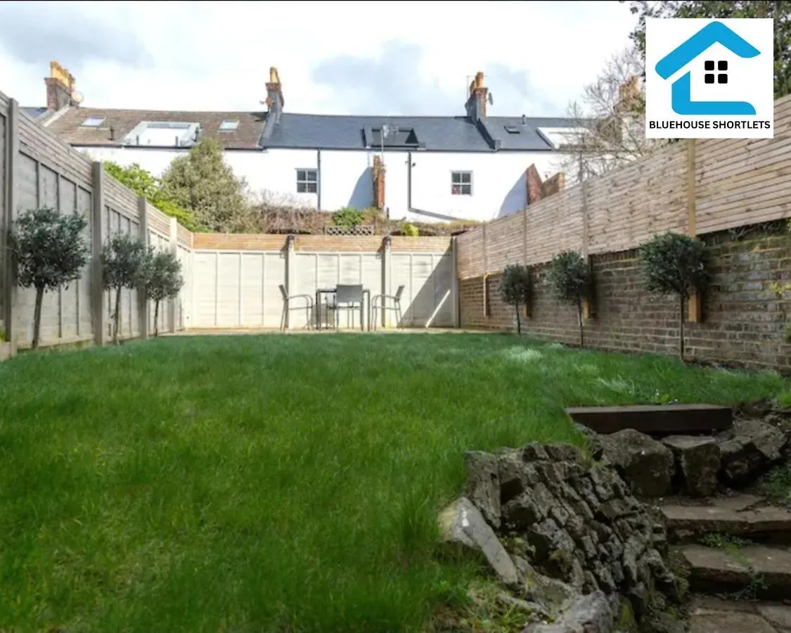 Three-Bedroom Apartment At Bluehouse Short Lets In Brighton With Garden For Family Relaxation