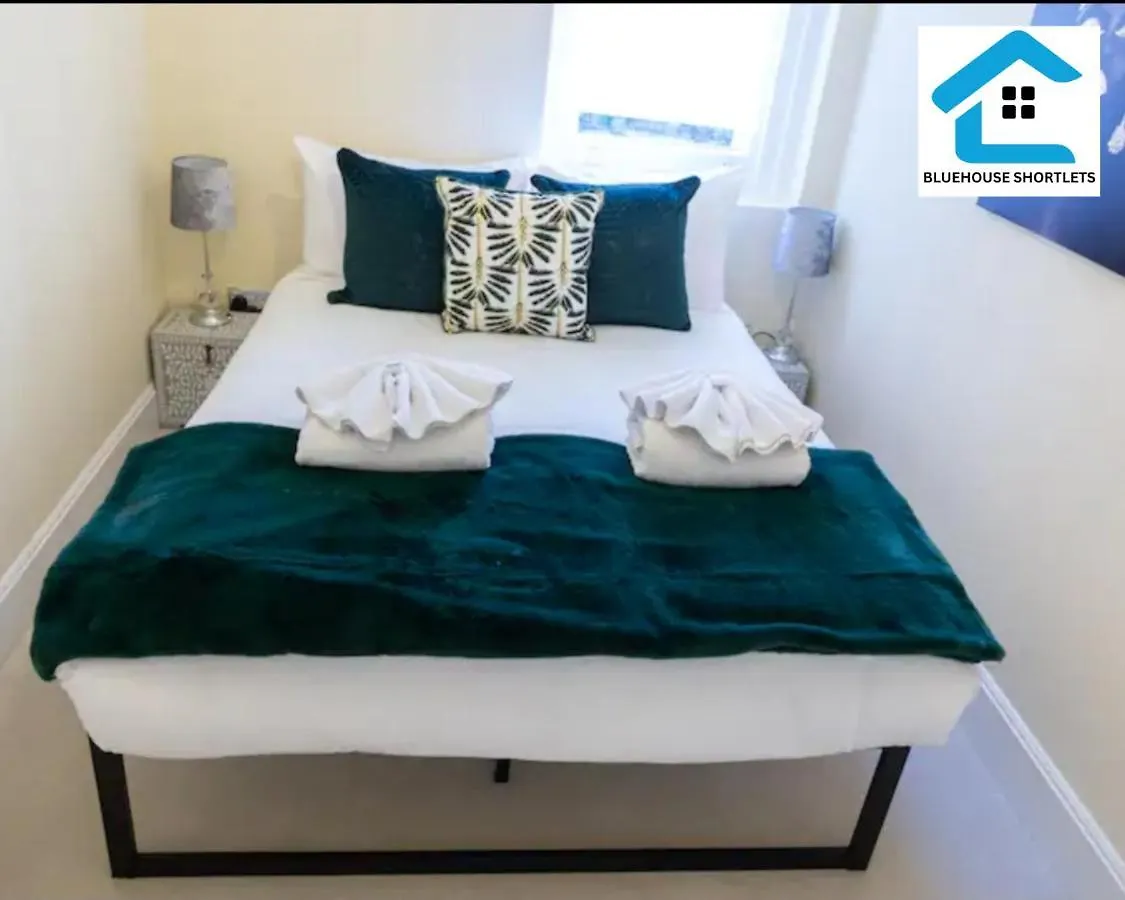 Three-Bedroom Apartment At Bluehouse Short Lets In Brighton With Garden For Family Relaxation